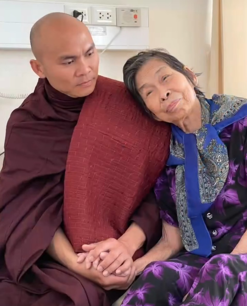 Sư Tuệ Nhân và Mẹ